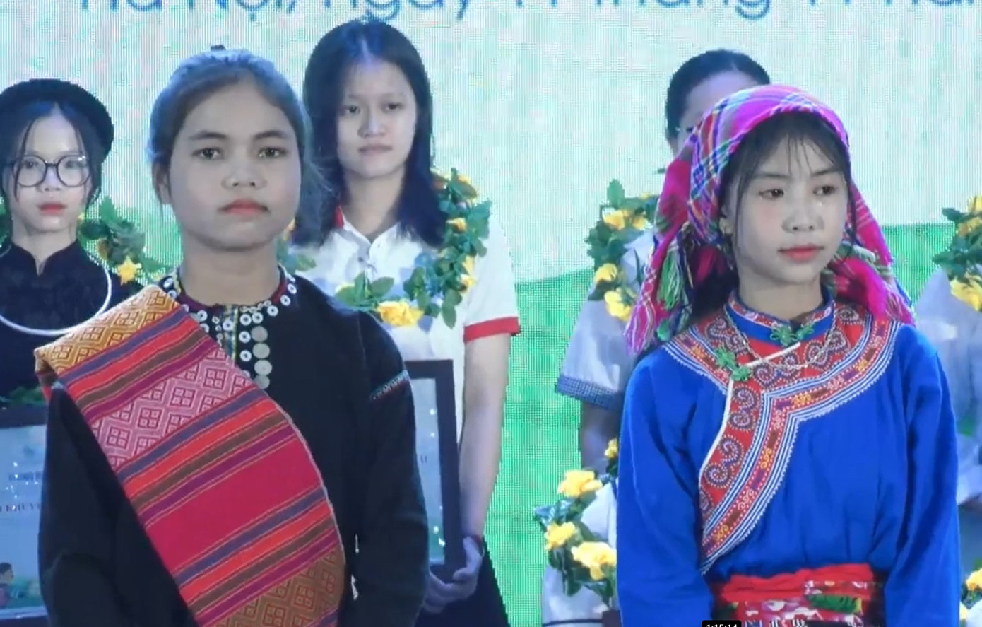 Đại diện của nhóm tác giả đạt Giải Đặc Biệt và Giải Nhất về vẽ tranh lên nhận giải từ BTC