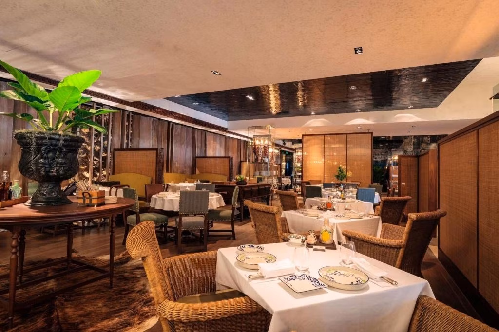 Với 9 nhà hàng và quán bar độc đáo, Grand Hyatt Erawan Bangkok là một điểm đến ẩm thực ở trung tâm thủ đô của Thái Lan, phục vụ nhiều món ăn mang hương vị chính thống của địa phương cũng như quốc tế. Với 9 nhà hàng và quán bar độc đáo, Grand Hyatt Erawan Bangkok là một điểm đến ẩm thực ở trung tâm thủ đô của Thái Lan, phục vụ nhiều món ăn mang hương vị chính thống của địa phương cũng như quốc tế.