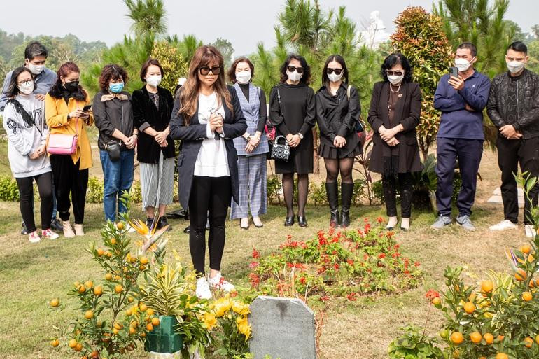 Ngọc Anh 3A nghẹn ngào hát bên mộ nhạc sĩ Phú Quang (Ảnh: Hải Bá).