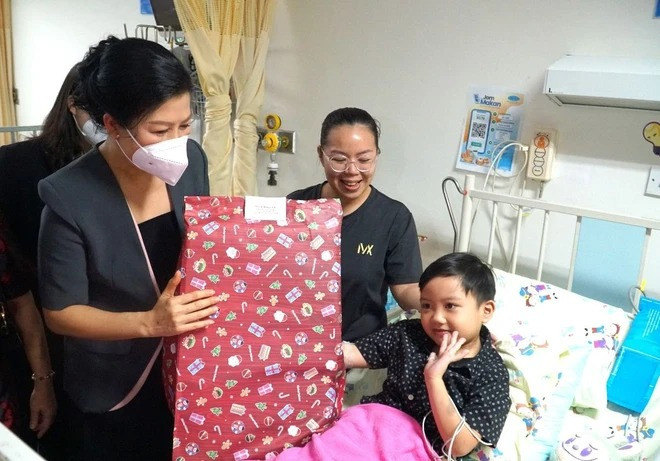 Phu nhân Ngô Phương Ly thăm và tặng quà cháu nhỏ ba lần phẫu thuật tim tại Viện Tim Quốc gia Malaysia. (Ảnh: Hằng Linh/TTXVN) Phu nhân Ngô Phương Ly thăm và tặng quà cháu nhỏ ba lần phẫu thuật tim tại Viện Tim Quốc gia Malaysia. (Ảnh: Hằng Linh/TTXVN)