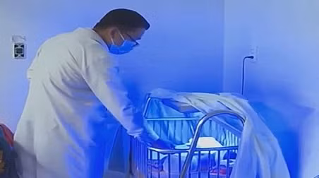 Bác sĩ Tạ Hồng Xuân đang điều trị cho bệnh nhi nặng bằng hệ thống đèn LED công suất cao.