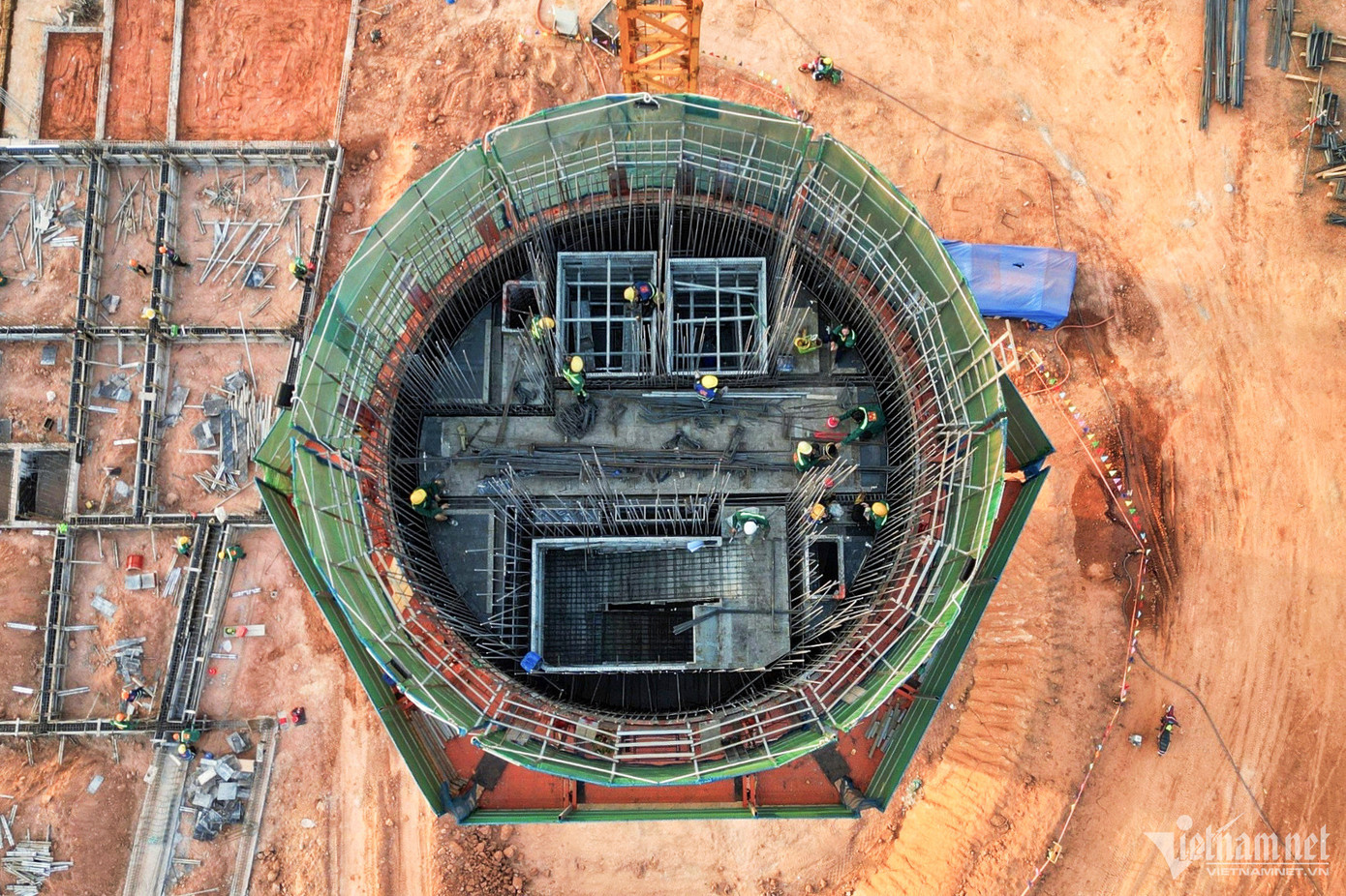 Ghi nhận của VietNamNet, hiện các công nhân, kỹ sư vẫn đang đồng loạt triển khai 4 mũi thi công gồm: cụm công trình tháp kiểm soát không lưu, trạm radar, trạm thu sóng vô tuyến, trạm giám sát phụ thuộc.