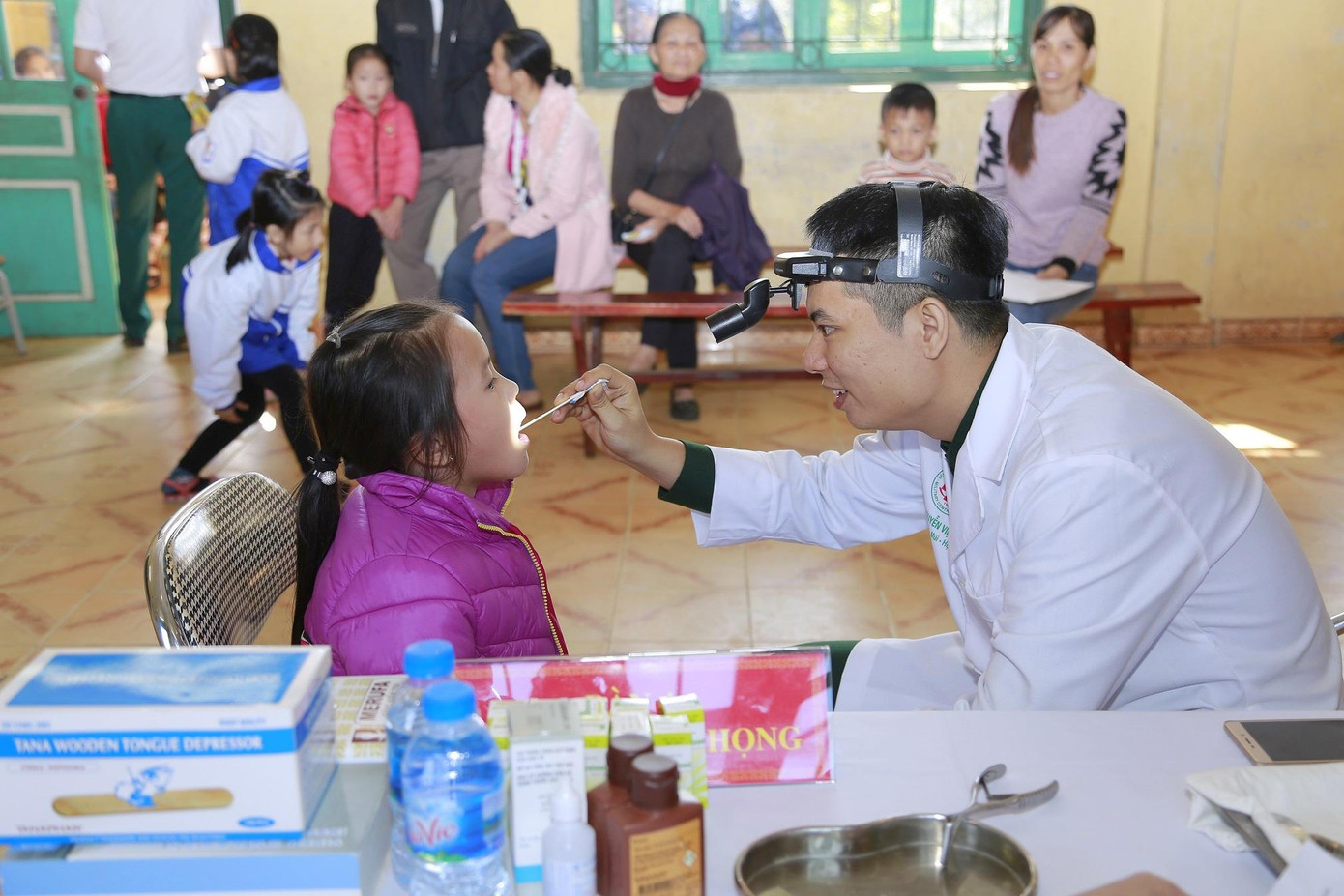 Các thầy thuốc trẻ Bệnh viện TƯQĐ 108 luôn nhiệt tình tham gia công tác khám chữa bệnh miễn phí cho đối tượng chính sách tại nhiều địa bàn xa xôi, khó khăn. Ảnh: PV Các thầy thuốc trẻ Bệnh viện TƯQĐ 108 luôn nhiệt tình tham gia công tác khám chữa bệnh miễn phí cho đối tượng chính sách tại nhiều địa bàn xa xôi, khó khăn. Ảnh: PV