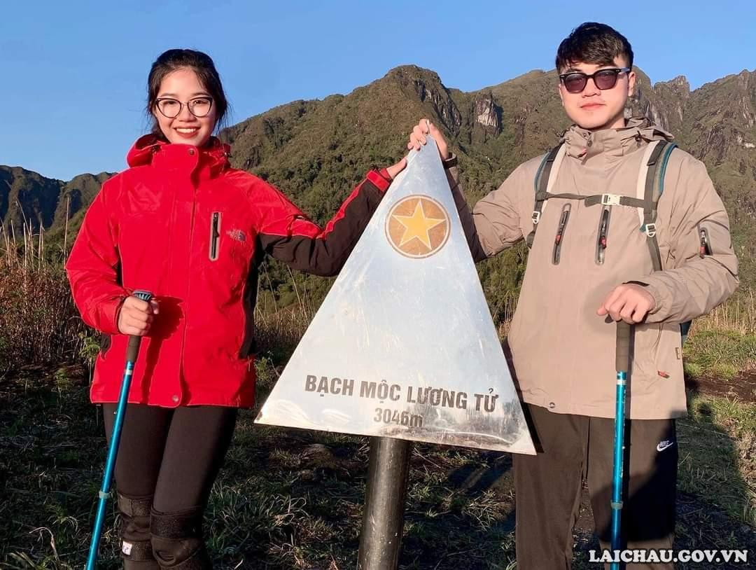 Cảm giác khi lên tới đỉnh núi - Vượt lên chính mình. (Ảnh: Thu Hoài)