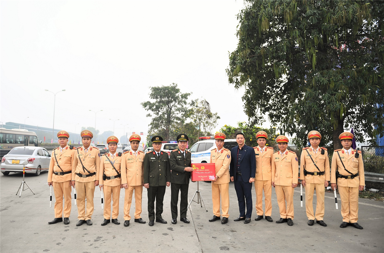 Thứ trưởng Trần Quốc Tỏ tặng quà và chúc Tết cán bộ, chiến sỹ Đội tuần tra, kiểm soát giao thông đường bộ cao tốc số 3.