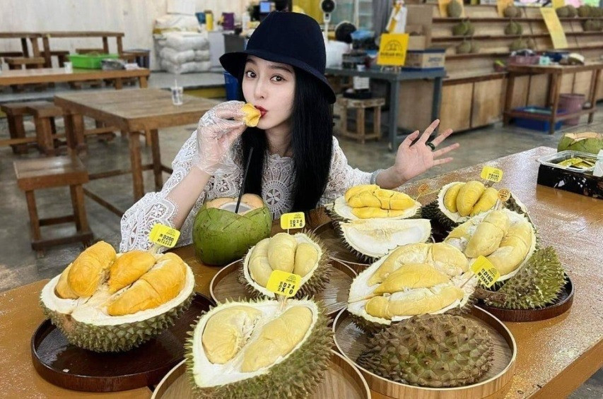 Nữ diễn viên Trung Quốc Phạm Băng Băng thưởng thức sầu riêng ở Melaka, Malaysia. Ảnh: @bingbing_fan.