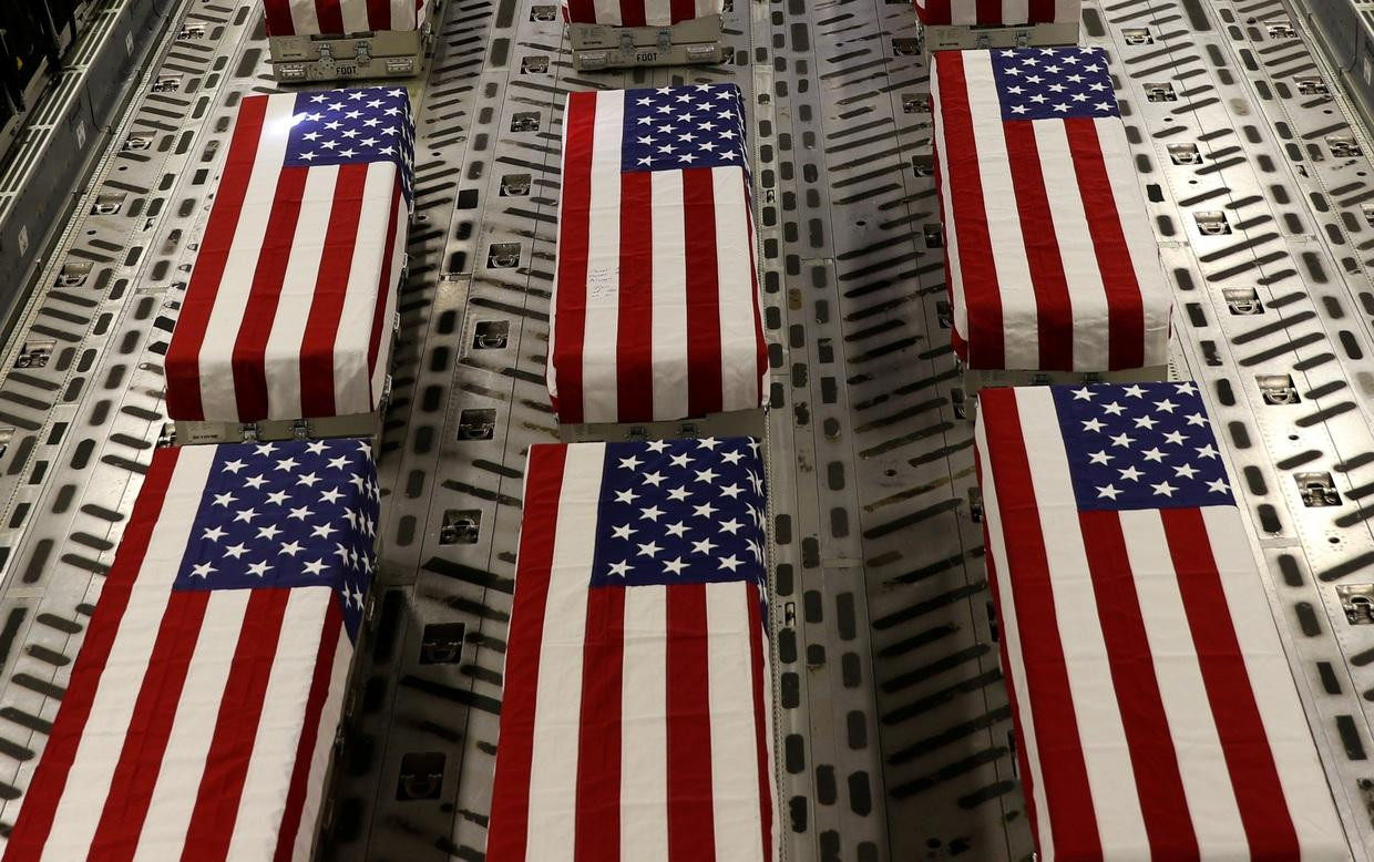 Quan tài phủ cờ của các thành viên quân đội thiệt mạng được đưa lên máy bay vận tải tại sân bay Kabul, Afghanistan vào ngày 27/8/2021. Ảnh: Reuters