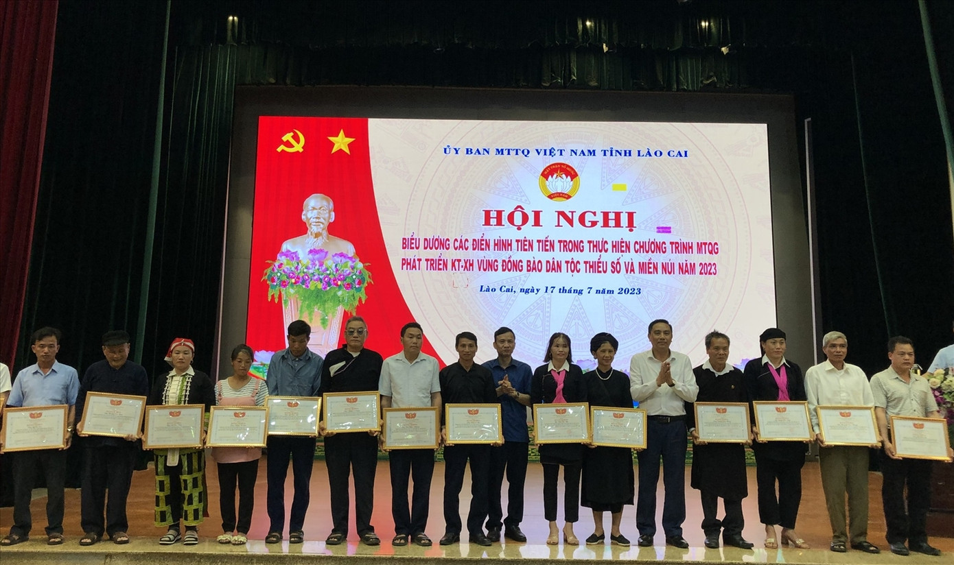 Khen thưởng cho các cá nhân tiêu biểu xuất sắc trong triển khai Chương trình MTQG 1719