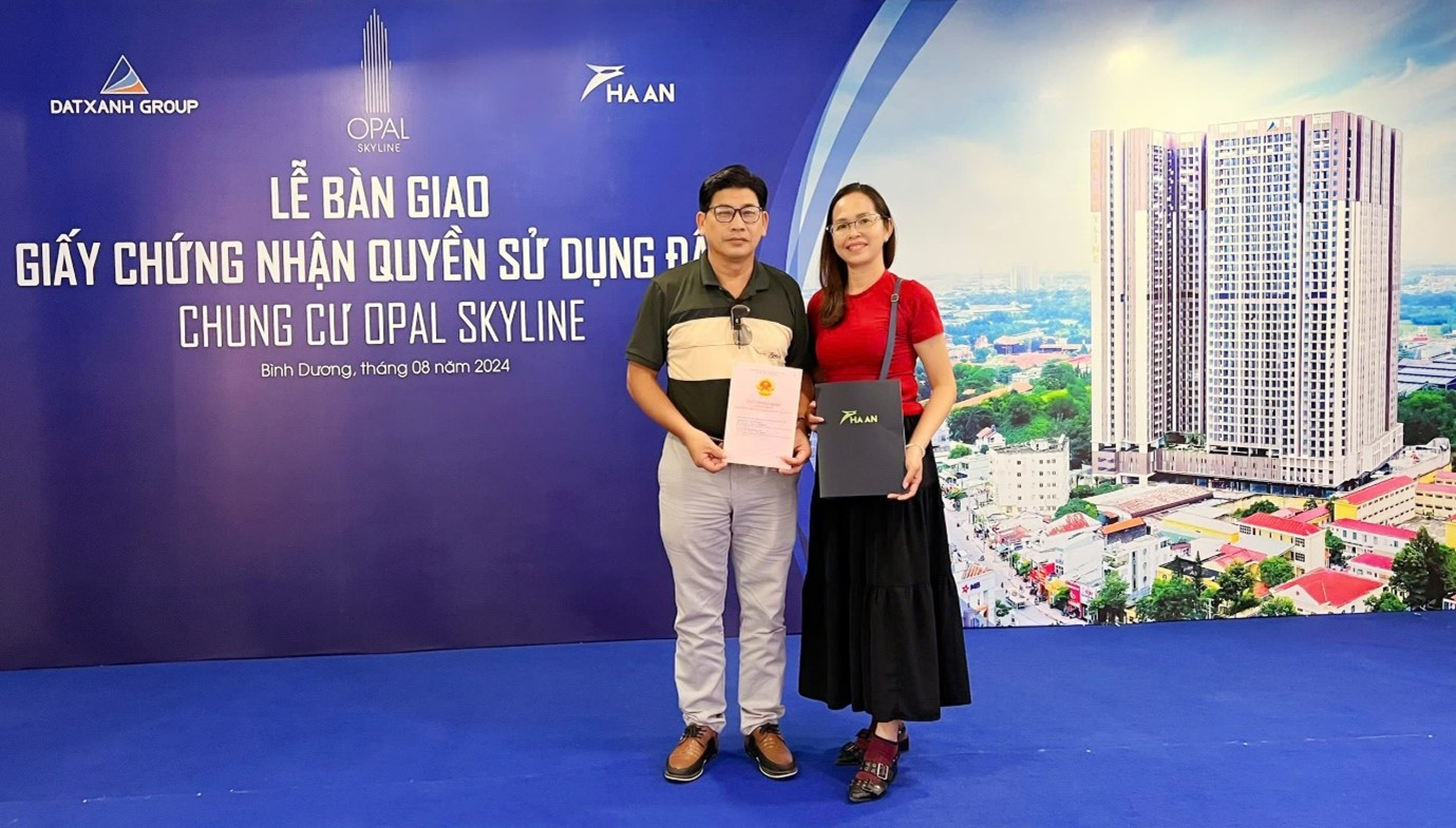 Cư dân Opal Skyline trong ngày nhận GCN QSDĐ, đánh giá cao nỗ lực của Hà An trong bối cảnh khan hiếm nguồn sản phẩm đảm bảo pháp lý.