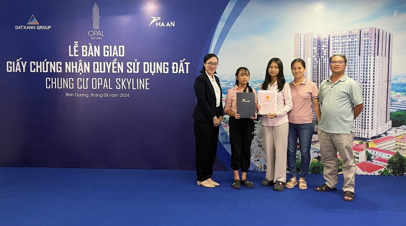 Cư dân Opal Skyline tham dự lễ bàn giao giấy chứng nhận quyền sử dụng đất