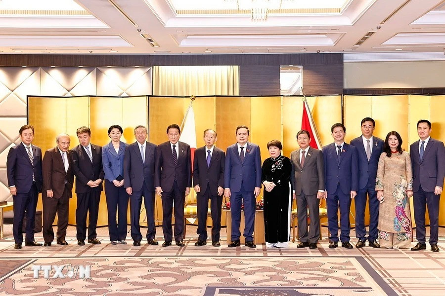 Chủ tịch Quốc hội Trần Thanh Mẫn và Chủ tịch Liên minh Nghị sỹ hữu nghị Nhật-Việt Nikai Toshihiro với các đại biểu. (Ảnh: Doãn Tấn/TTXVN)