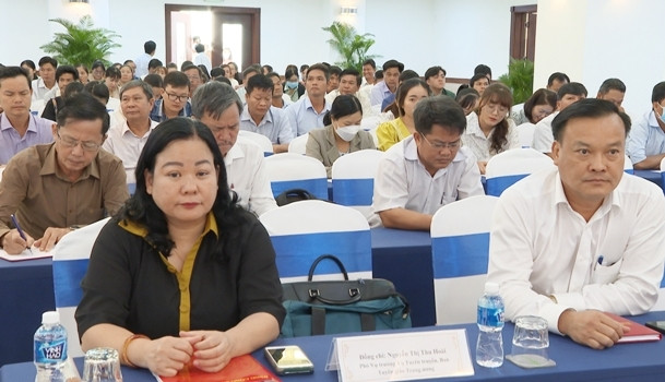 Đại diện lãnh đạo các vụ, đơn vị thuộc Ban Tuyên giáo Trung ương và các đại biểu dự Hội nghị. Đại diện lãnh đạo các vụ, đơn vị thuộc Ban Tuyên giáo Trung ương và các đại biểu dự Hội nghị.