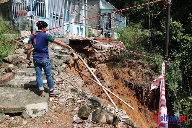 Một ngôi nhà bị sạt lở nghiêm trọng tại địa chỉ 634/8E đường Trần Phú, người dân phải di dời Một ngôi nhà bị sạt lở nghiêm trọng tại địa chỉ 634/8E đường Trần Phú, người dân phải di dời