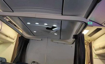 Hình ảnh cho thấy lỗ thủng lớn trên trần máy bay tạo nên bởi một hành khách văng khỏi ghế ngồi, đập đầu lên trần. Ảnh: AP.