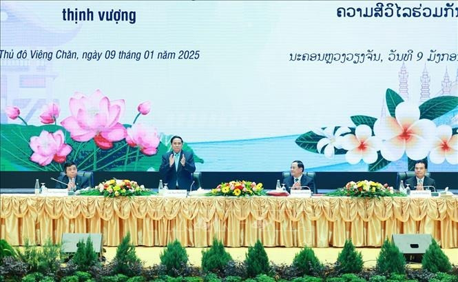 Thủ tướng Phạm Minh Chính và Thủ tướng Sonexay Siphandone đồng chủ trì Hội nghị Hợp tác đầu tư Việt Nam - Lào 2025. Ảnh: Dương Giang/TTXVN