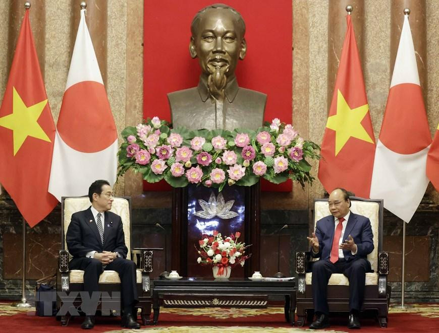 Chủ tịch nước Nguyễn Xuân Phúc tiếp Thủ tướng Nhật Bản Kishida Fumio đang có chuyến thăm chính thức Việt Nam. (Ảnh: Thống Nhất/TTXVN)