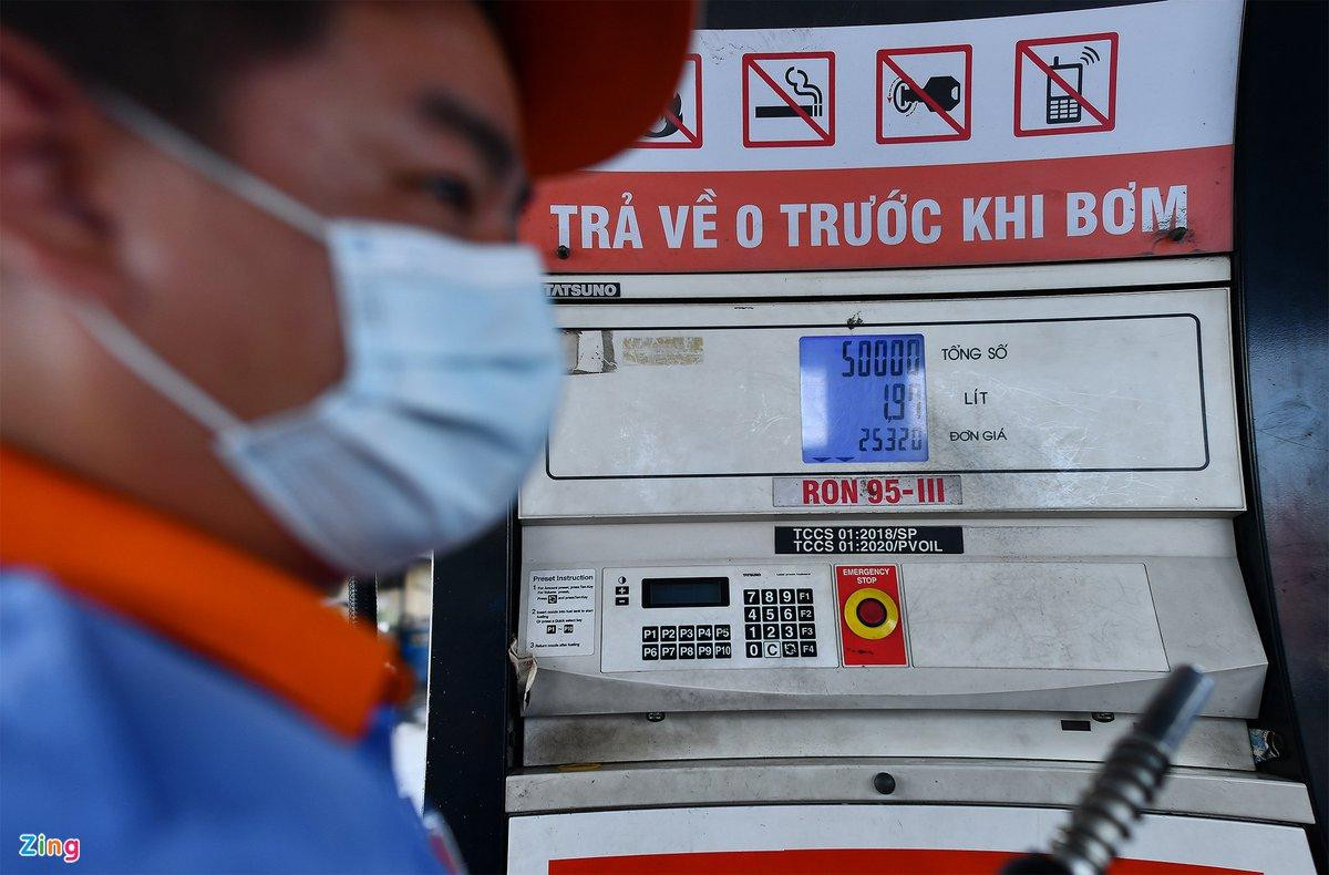 Giá xăng RON 95 điều chỉnh tăng lên mức 25.320 đồng/lít chiều 11/2. Ảnh: Phạm Ngôn. Giá xăng RON 95 điều chỉnh tăng lên mức 25.320 đồng/lít chiều 11/2. Ảnh: Phạm Ngôn.