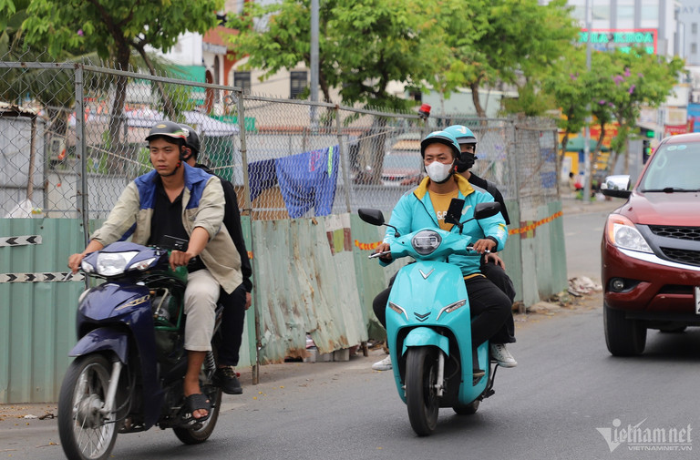 Người dân cho biết, lô cốt này án ngữ từ năm 2019 đến nay, gây cản trở giao thông, nhất là vào giờ cao điểm.