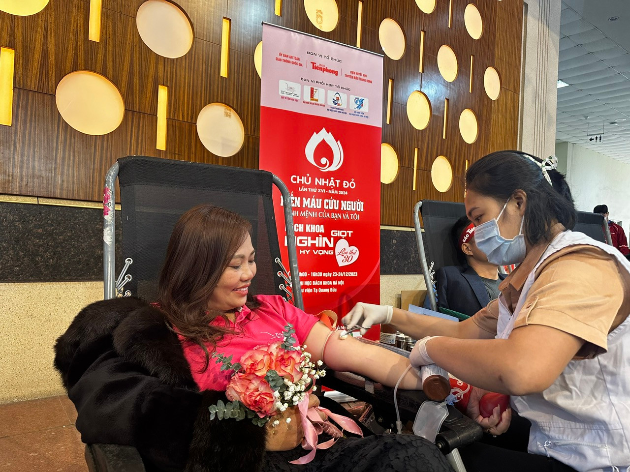 Sau buổi lễ phát động, bà Vũ Thu Hằng cùng các nhân viên của tập đoàn tham gia hiến máu tại ngày hội. Ảnh: Hồ Lực