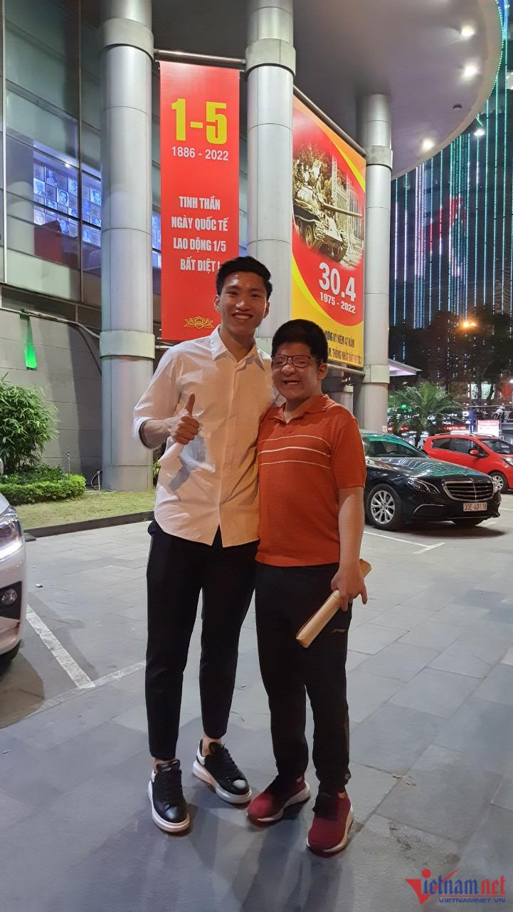 Bôm chụp ảnh kỷ niệm với cầu thủ Đoàn Văn Hậu khi dự buổi ra mắt phim "Bình minh đỏ'. Bôm chụp ảnh kỷ niệm với cầu thủ Đoàn Văn Hậu khi dự buổi ra mắt phim "Bình minh đỏ'.