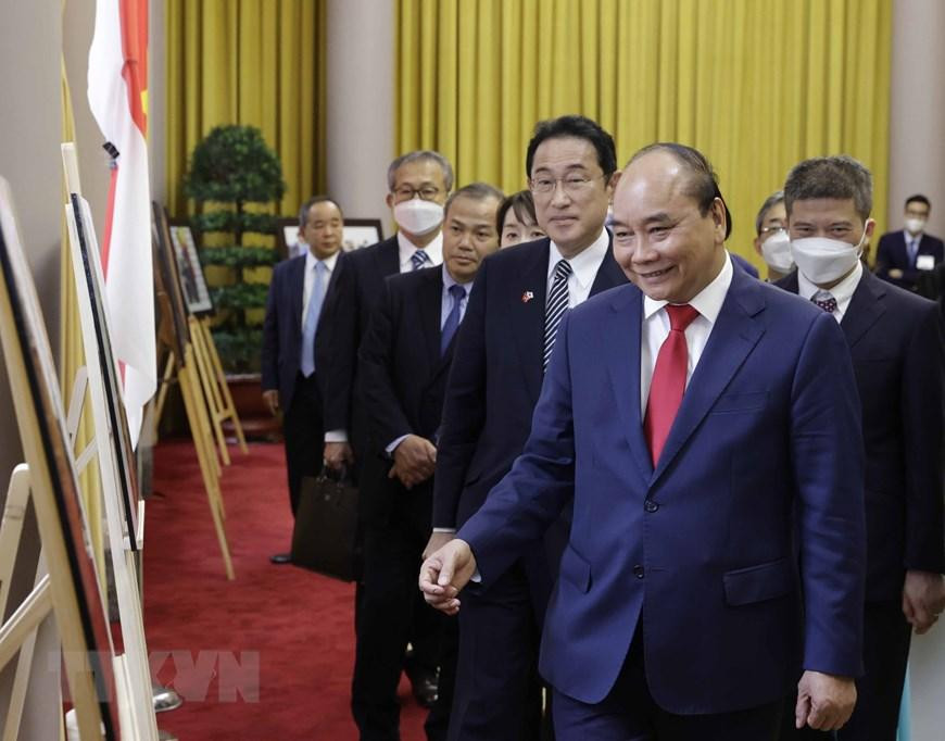 Chủ tịch nước Nguyễn Xuân Phúc và Thủ tướng Nhật Bản Kishida Fumio xem các hình ảnh về quan hệ Việt Nam – Nhật Bản. (Ảnh: Thống Nhất/TTXVN)