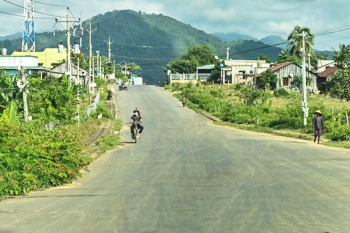 Đồng bào DTTS có đường ô tô được nhựa hóa thông suốt đến trung tâm xã