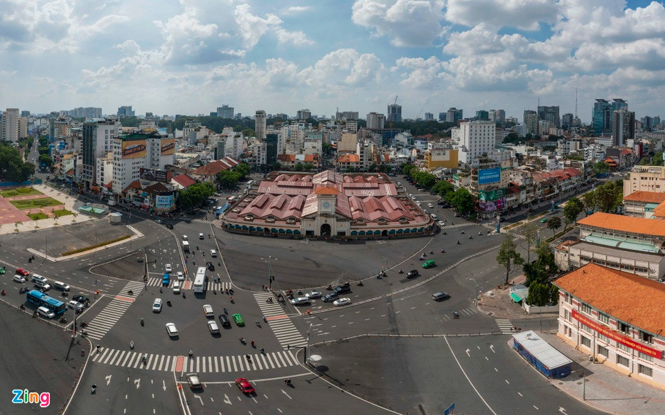 Chợ Bến Thành là một trong những công trình biểu tượng lâu đời, thu hút nhiều người dân và du khách tới tham quan, mua sắm. Do đó, giá thuê mặt bằng bán lẻ khu vực này luôn thuộc top đắt đỏ nhất nhì khu trung tâm TP.HCM. Chợ Bến Thành là một trong những công trình biểu tượng lâu đời, thu hút nhiều người dân và du khách tới tham quan, mua sắm. Do đó, giá thuê mặt bằng bán lẻ khu vực này luôn thuộc top đắt đỏ nhất nhì khu trung tâm TP.HCM.