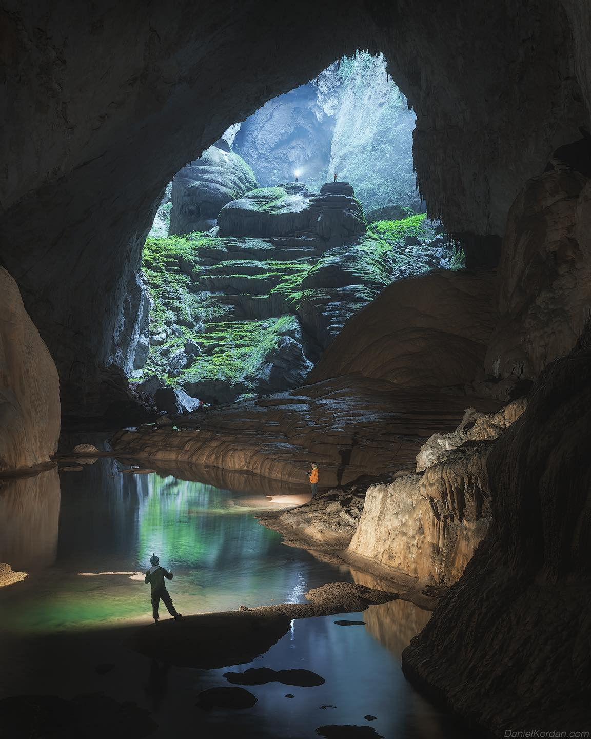 Daniel Kordan cho biết: “Tôi đã thực hiện chuyến đi 6 ngày dành 4 đêm đi bộ và cắm trại trong hang. Thật là một cuộc phiêu lưu! Băng qua sông, leo bằng dây thừng, bơi trong hồ hang động và trải nghiệm những rừng rậm dọc bên trong vực nước sâu 100 - 300 m. Đây chắc chắn là một trong những cuộc phiêu lưu tuyệt vời nhất mà tôi từng có trong đời.” Ảnh: Daniel Kordan. Daniel Kordan cho biết: “Tôi đã thực hiện chuyến đi 6 ngày dành 4 đêm đi bộ và cắm trại trong hang. Thật là một cuộc phiêu lưu! Băng qua sông, leo bằng dây thừng, bơi trong hồ hang động và trải nghiệm những rừng rậm dọc bên trong vực nước sâu 100 - 300 m. Đây chắc chắn là một trong những cuộc phiêu lưu tuyệt vời nhất mà tôi từng có trong đời.” Ảnh: Daniel Kordan.