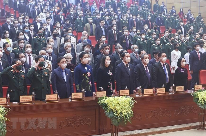 Các đại biểu thực hiện nghi lễ chào cờ. (Ảnh: Dương Giang/TTXVN)