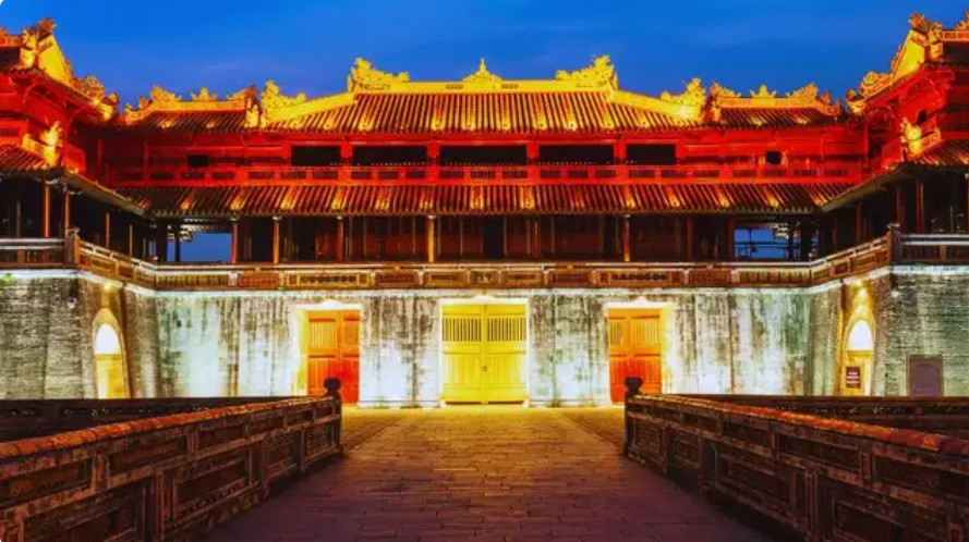 Cố đô Huế về đêm. Ảnh: Cavan.