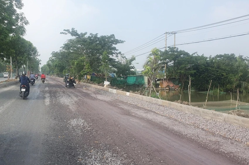 Cũng trên đường Nguyễn Văn Linh về phía huyện Bình Chánh, cơ quan chức năng cũng đang cho sửa chữa mặt đường đại lộ.