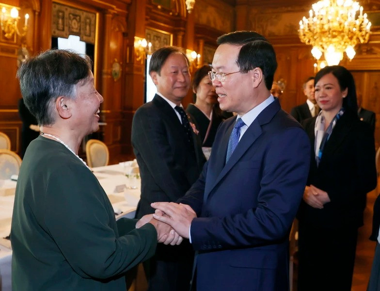 Chủ tịch nước Võ Văn Thưởng và Phu nhân gặp gỡ đại diện gia đình homestay Nhật Bản. (Ảnh: Thống Nhất/TTXVN)