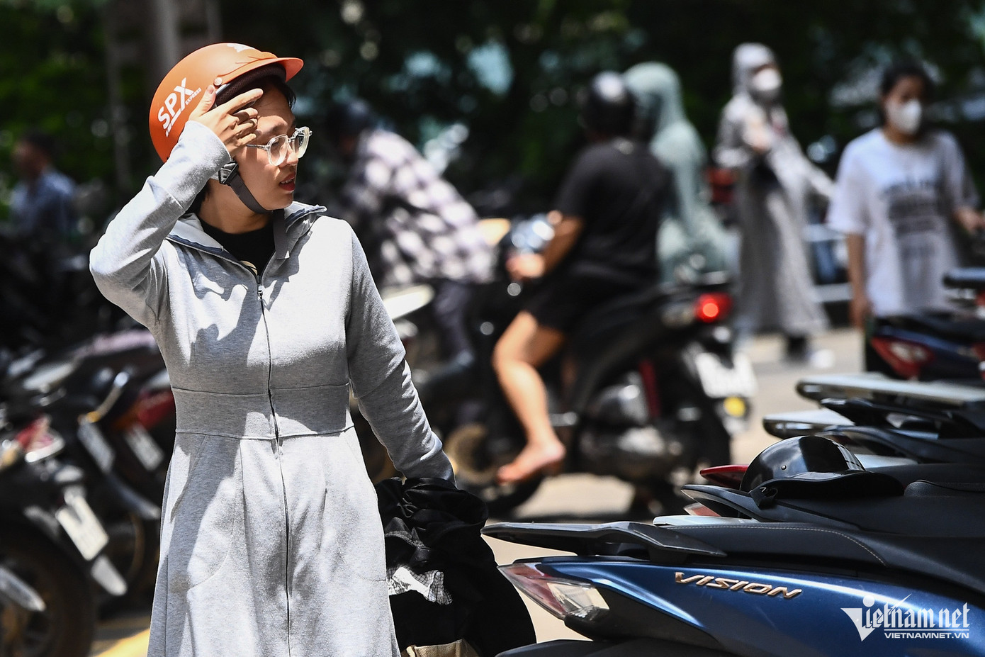 Cả hai bãi đỗ xe máy của TTTM này hôm nay đều chật kín xe cộ. Cả hai bãi đỗ xe máy của TTTM này hôm nay đều chật kín xe cộ.