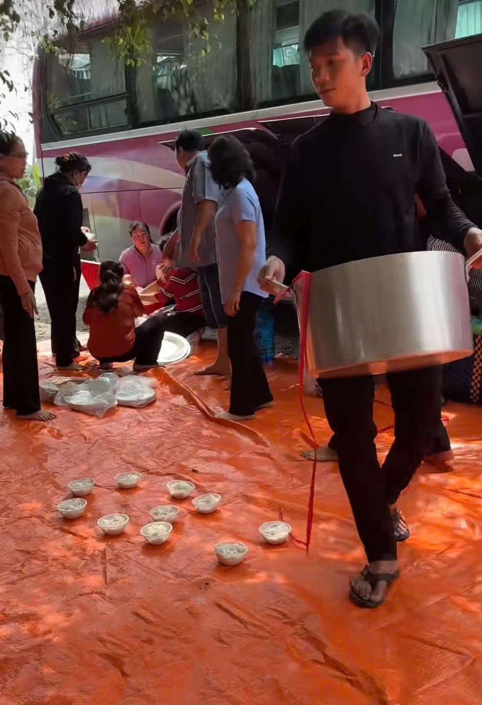 Đại gia đình ở Bến Tre đi du lịch, mang theo 40kg lạp xưởng, 150 ổ bánh mì ảnh 3 Đại gia đình ở Bến Tre đi du lịch, mang theo 40kg lạp xưởng, 150 ổ bánh mì ảnh 3