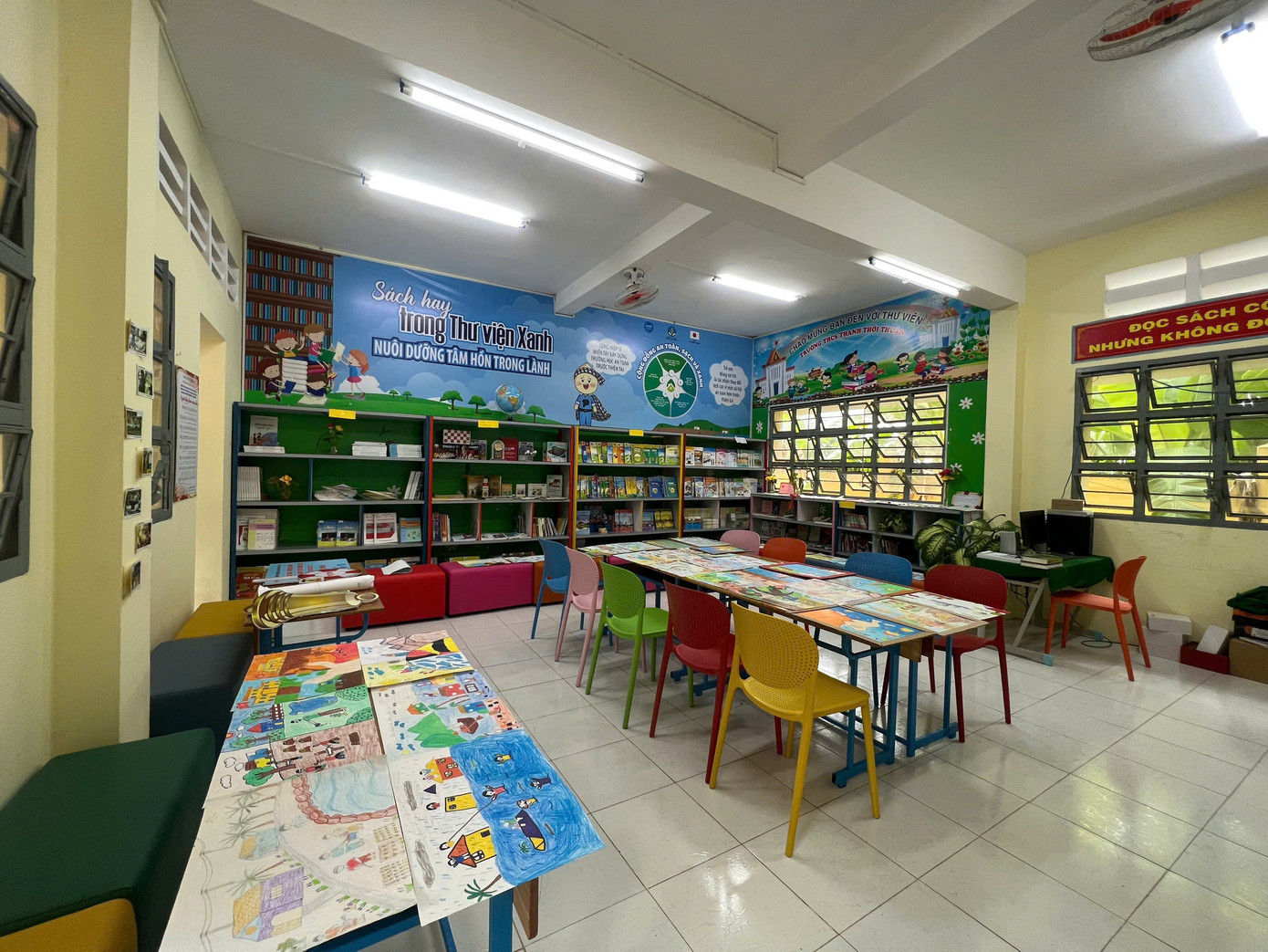 Nội thất Thư viện xanh được Ban Tổ chức trao tặng cho trường THCS Thạnh Thới Thuận.