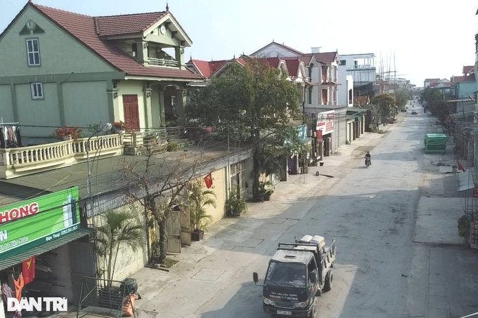 Hai bên đường vào trung tâm xã Diễn Tháp là những dãy nhà cao tầng nằm san sát.