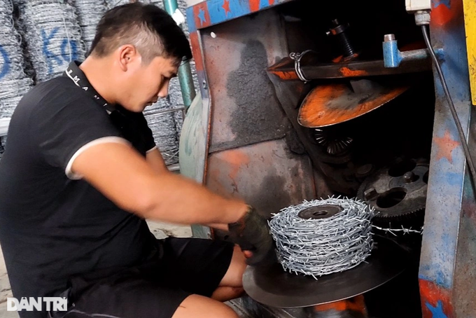 Một người dân đang tự sản xuất thép gai để bán.