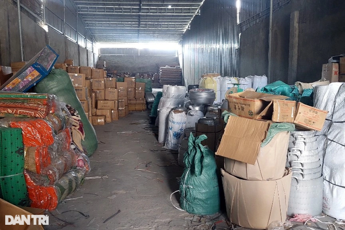 Một góc kho chứa hàng của gia đình anh Phạm Văn Thành.