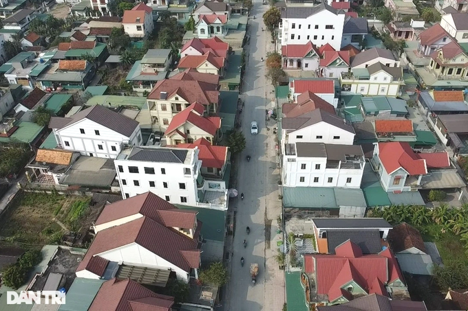 Diễn Tháp sau nhiều năm phát triển đã vươn mình thành một "xã tỷ phú", nhà cao tầng san sát, chẳng khác hình ảnh đô thị.