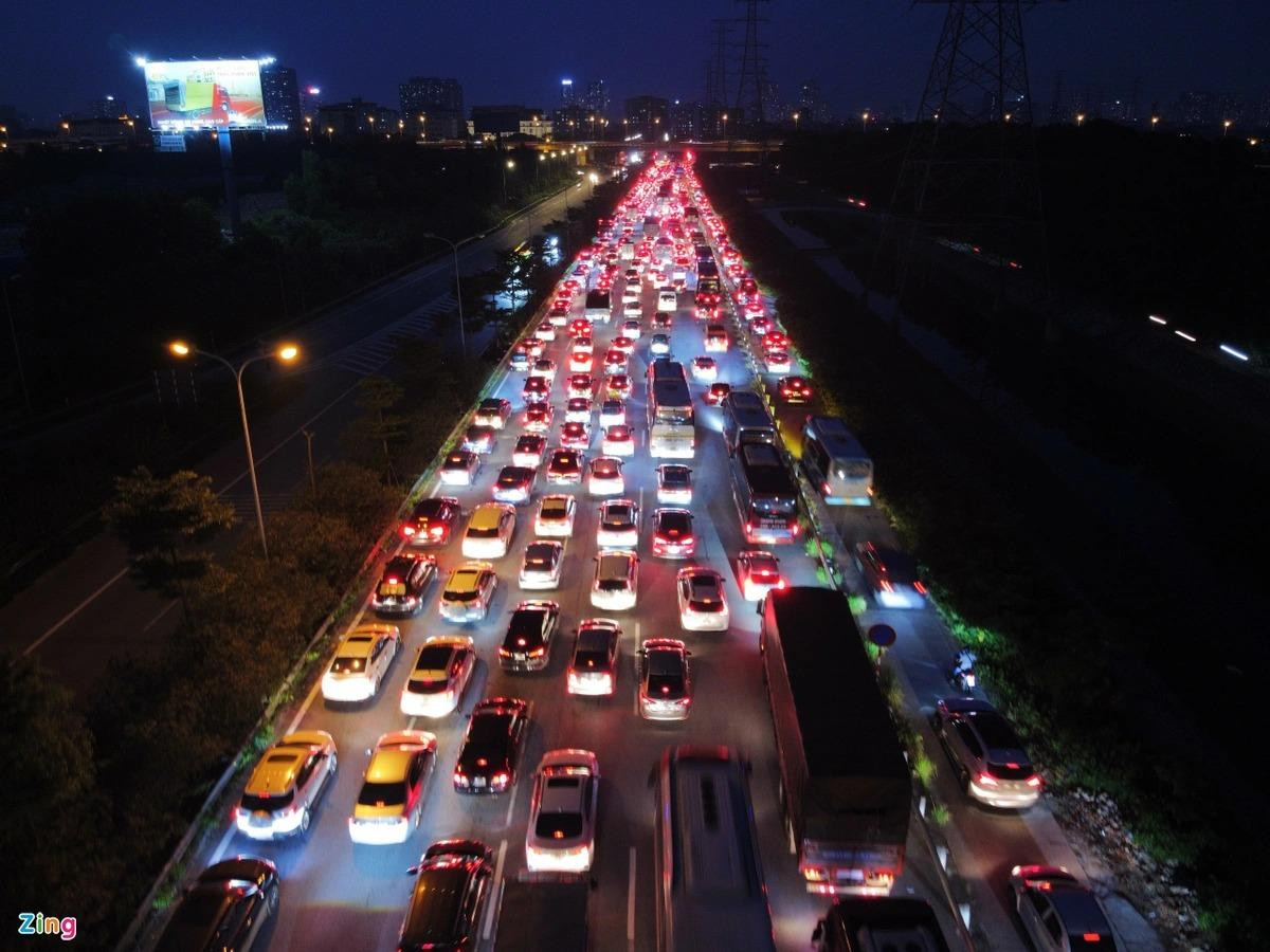 Tại nút giao với đường vành đai 3, xe cộ tiếp tục nhích từng chút để chờ qua nhịp đèn đỏ để tiếp tục vào đường trên cao.