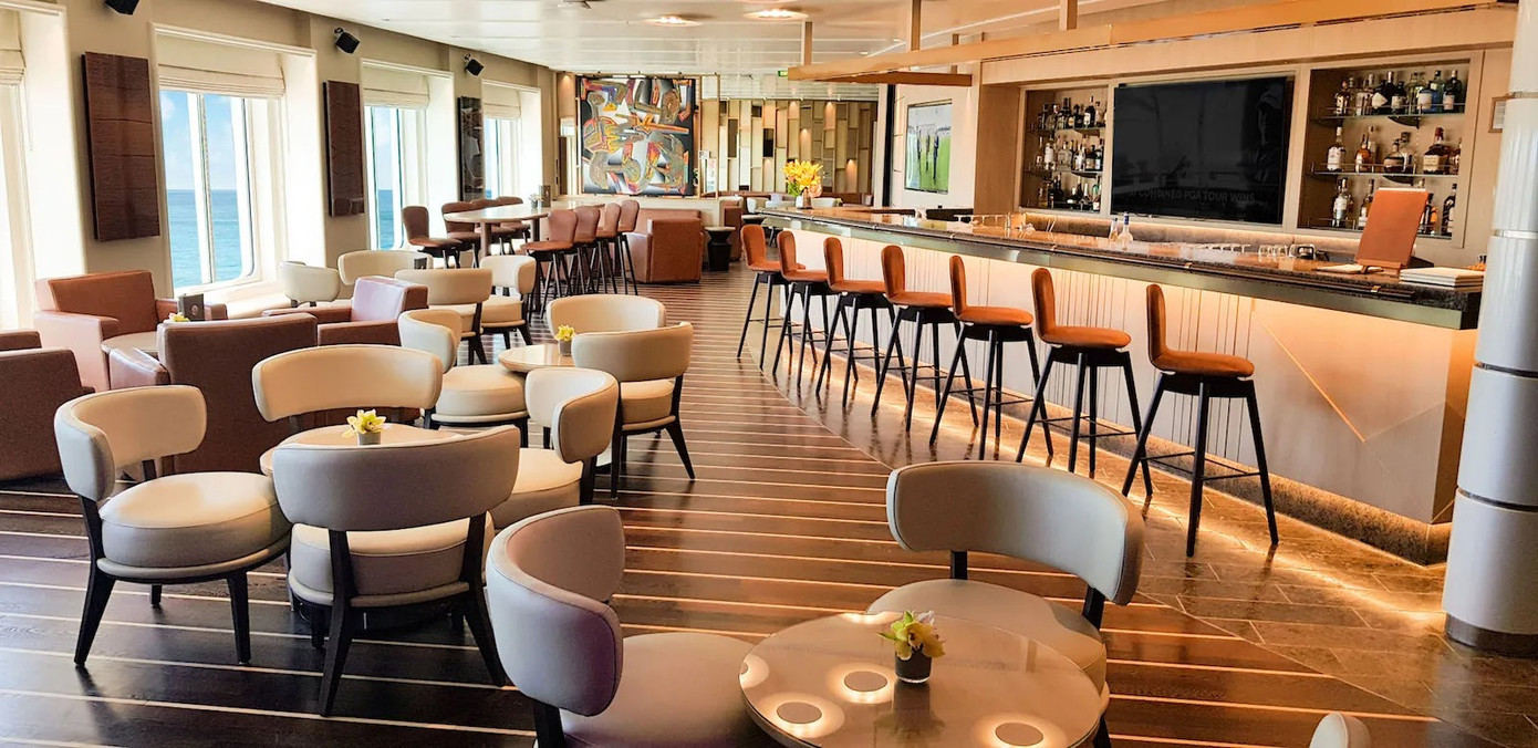 Quán bar trên du thuyền The World. Ảnh: The World.