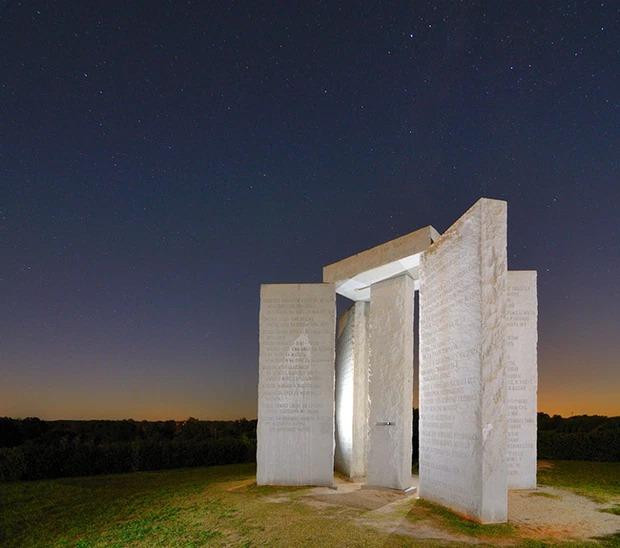 Mặc dù công trình này không chứa những đoạn mã được mã hóa, nhưng mục đích và nguồn gốc của nó vẫn còn là điều bí ẩn Mặc dù công trình này không chứa những đoạn mã được mã hóa, nhưng mục đích và nguồn gốc của nó vẫn còn là điều bí ẩn