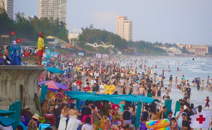 Lực lượng cứu hộ đứng trên bờ quan sát, yêu cầu du khách tắm xa khu vực đã được cắm cờ đen cảnh báo nguy hiểm