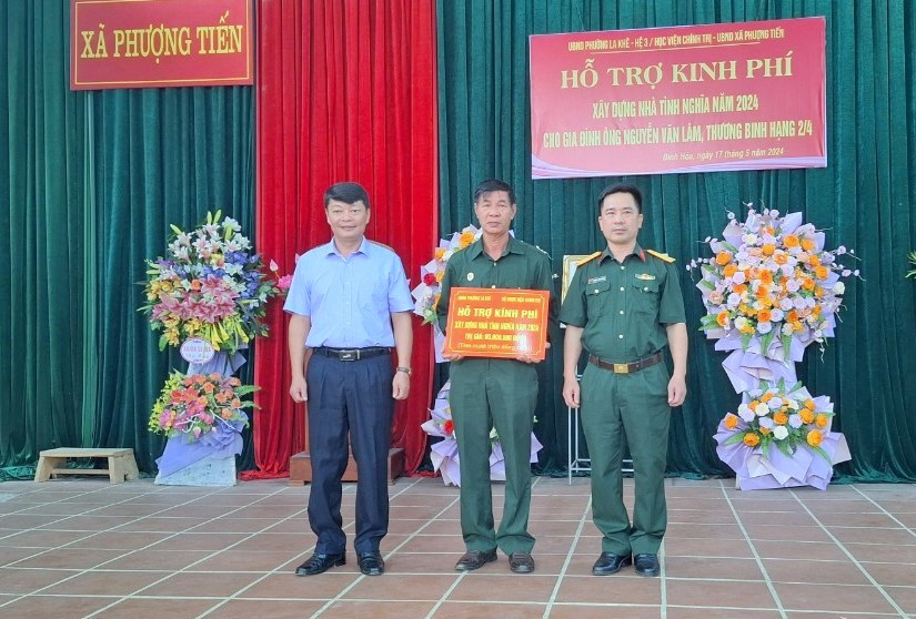 Đoàn công tác trao tiền hỗ trợ xây nhà tình nghĩa tặng gia đình ông Nguyễn Văn Lâm - thương binh hạng 2/4.