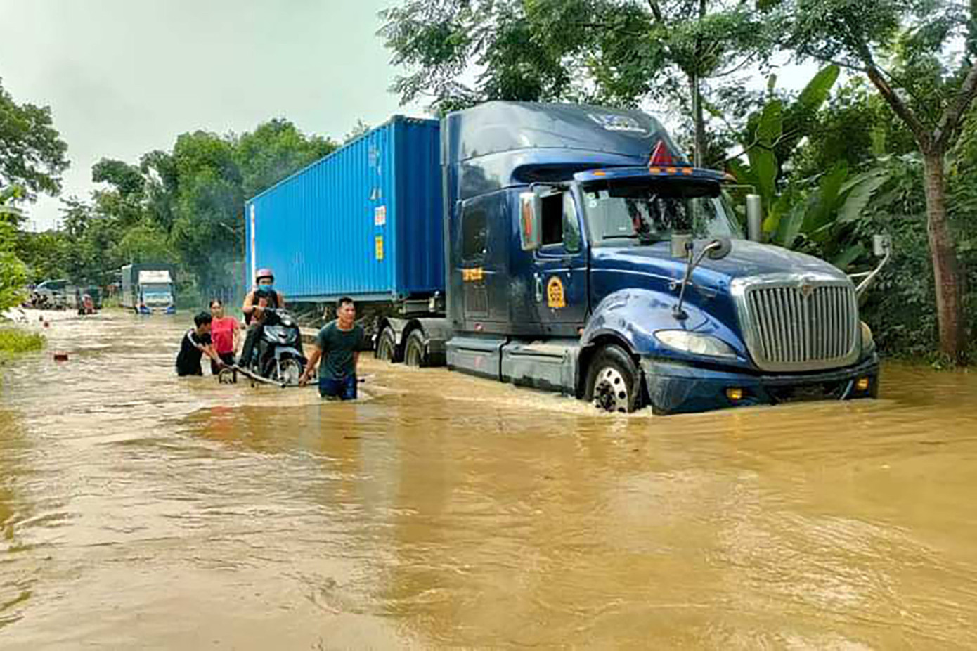 Người dân hỗ trợ lực lượng chức năng vận chuyển người, phương tiện đoạn ngập sâu. Ảnh: CACC Người dân hỗ trợ lực lượng chức năng vận chuyển người, phương tiện đoạn ngập sâu. Ảnh: CACC
