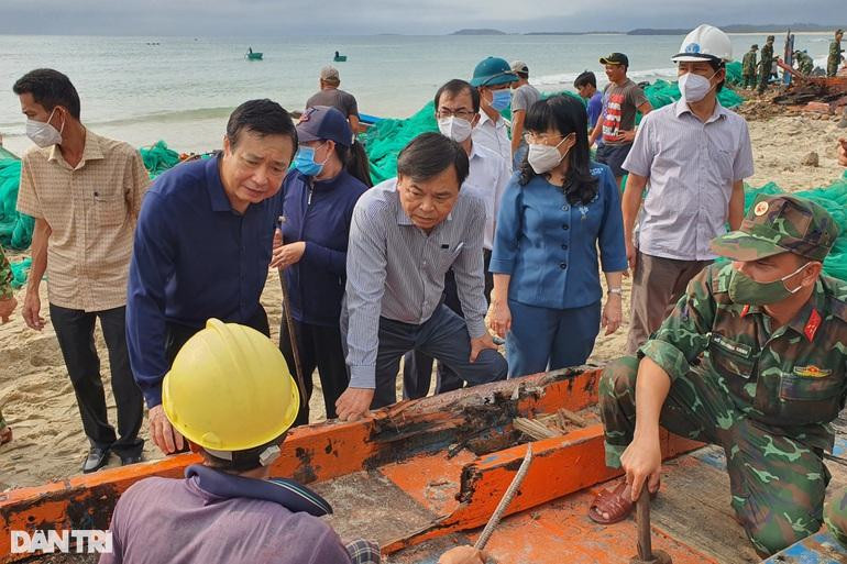 Đoàn công tác của Ban Chỉ đạo Quốc gia về phòng chống thiên tai do Thứ trưởng Bộ NN&amp;PTNT Nguyễn Hoàng Hiệp thăm hỏi, động viên ngư dân bị thiệt hại nặng do thời tiết cực đoan.