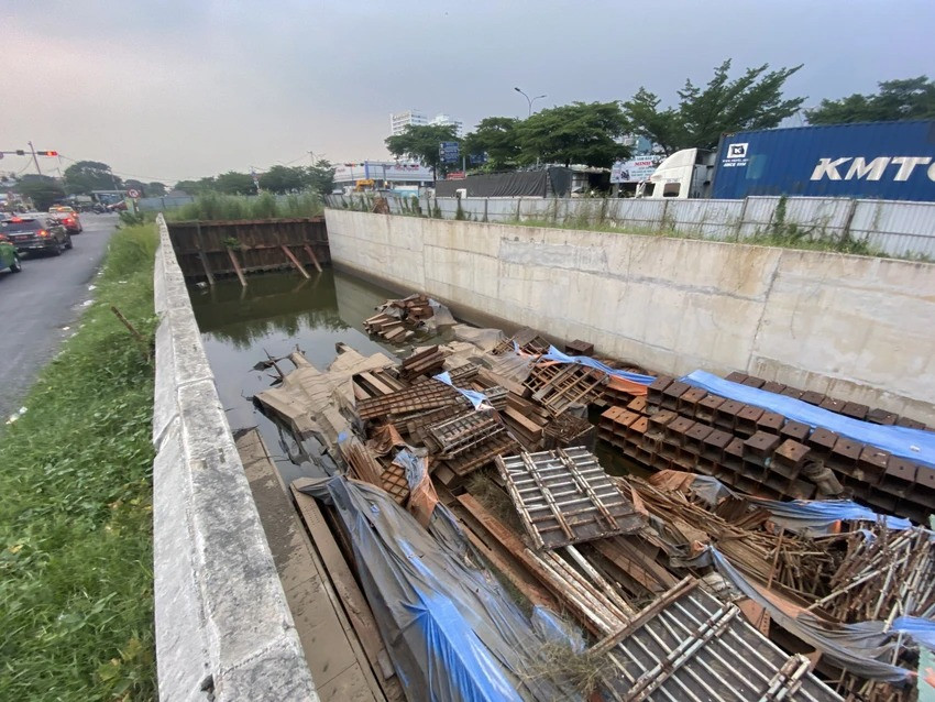 Cảnh tượng sắt thép rỉ sét ngổn ngang trên công trường hầm chui trị giá 830 tỉ đồng này. Ảnh chụp đầu tháng 12.