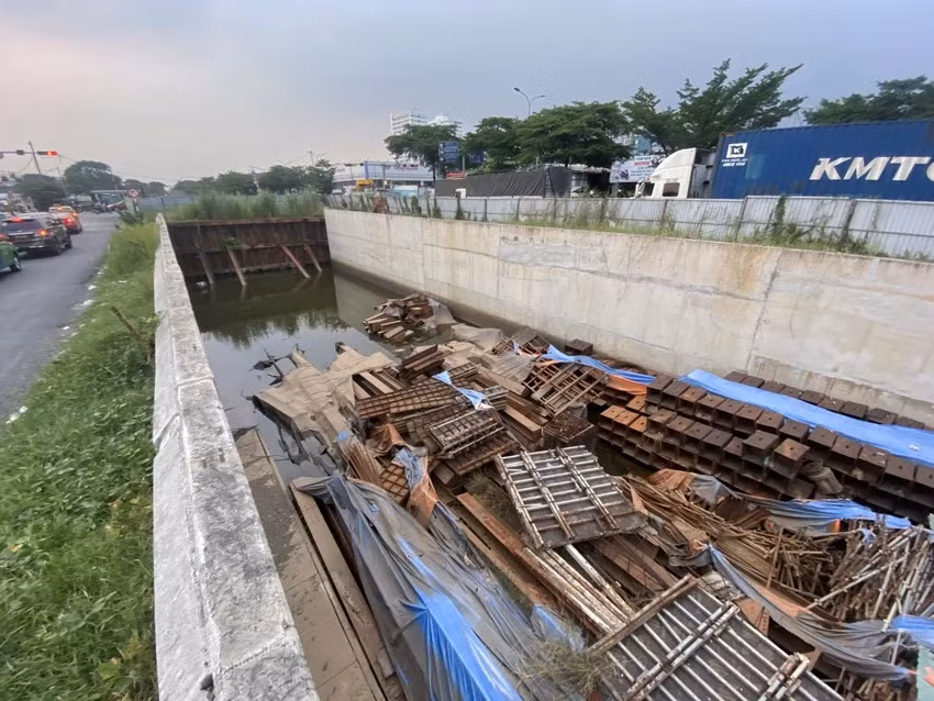 Cảnh tượng sắt thép rỉ sét ngổn ngang trên công trường hầm chui trị giá 830 tỉ đồng này. Ảnh chụp đầu tháng 12.