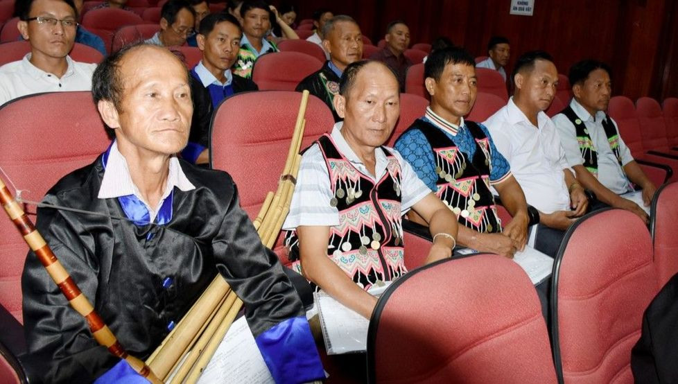 Trong thời gian 3 ngày, các học viên sẽ được phổ biến những nội dung cơ bản về văn hóa dân tộc Mông. Ảnh: Công Kiên Trong thời gian 3 ngày, các học viên sẽ được phổ biến những nội dung cơ bản về văn hóa dân tộc Mông. Ảnh: Công Kiên