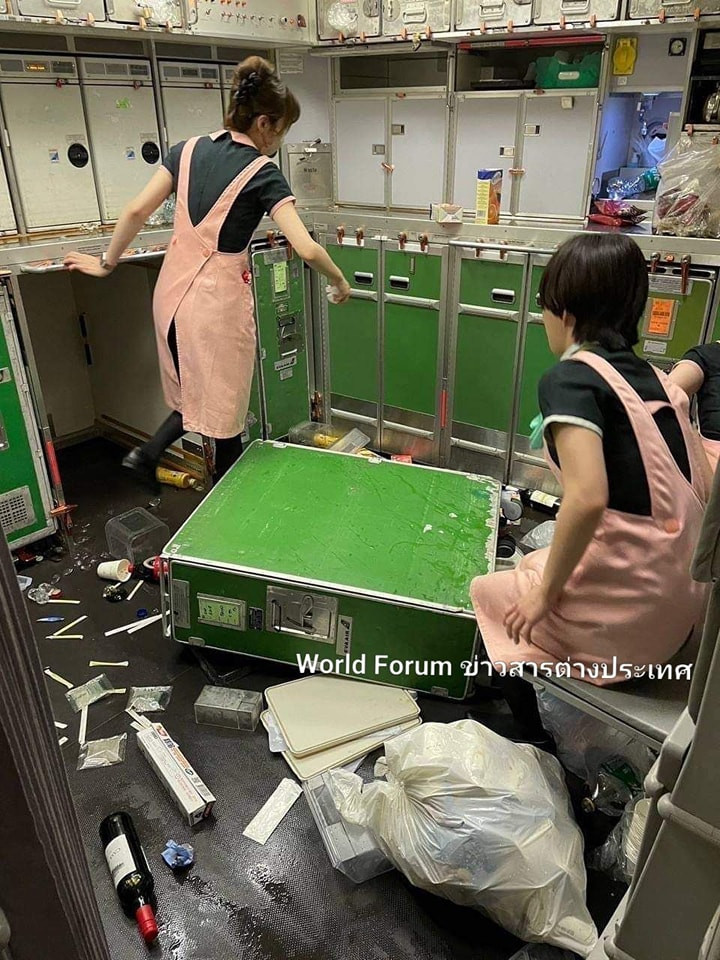 Hiện trường hỗn loạn sau vụ nhiễu động. Ảnh: World Forum.